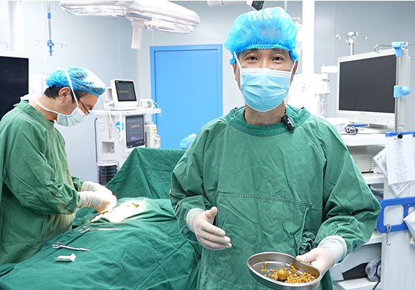 无症状≠无风险!40岁女子突发腹痛,四川结石病医院保胆取出275颗结石(图3) 无症状≠无风险!40岁女子突发腹痛,四川结石病医院保胆取出275颗结石(图3)