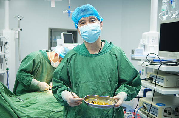 春节聚餐当心“胆中珠链”,男子胆囊取出430颗结石敲响健康警钟(图1) 春节聚餐当心“胆中珠链”,男子胆囊取出430颗结石敲响健康警钟(图1)